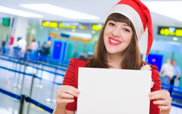 feliz navidad mujer sosteniendo una tarjeta en blanco
 - Foto, Imagen