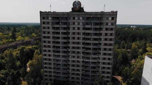 プリピャチの街は死んでいるファサードのソ連の紋章付き外衣の多階建て建物を放棄しました。ゴーストタウン チェルノブイリ ゾーンの. - 映像、動画