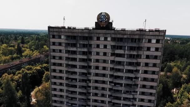 Брошенное многоэтажное здание с советским гербом на фасаде в мертвом городе Припяти. Город-призрак в Чернобыльской зоне
. - Кадры, видео