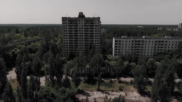 Εγκαταλειφθεί πολυόροφου κτιρίου με το σοβιετικό οικόσημο στην πρόσοψη στην νεκρή πόλη της Pripyat. Πόλη φάντασμα στη ζώνη του Τσέρνομπιλ. - Πλάνα, βίντεο