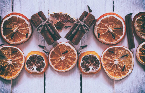 Dried slices of orange and lemon with cinnamon sticks - Foto, afbeelding
