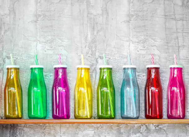 Raf üzerinde renkli şişe  - Fotoğraf, Görsel