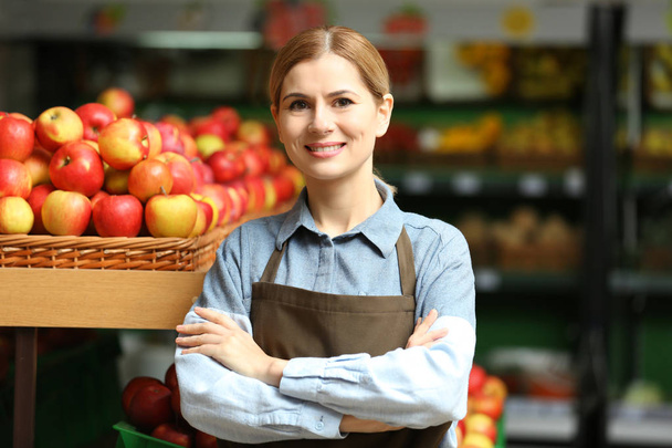 Beautiful saleswoman with fruits  - Foto, Imagen