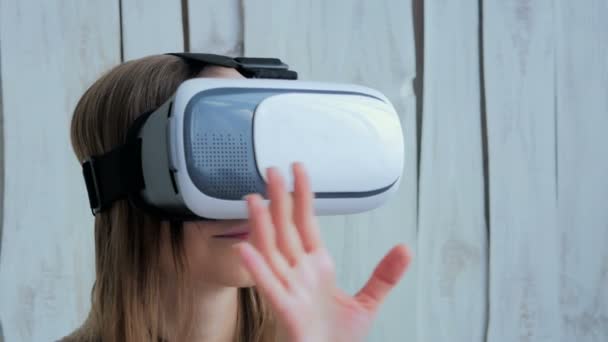 Giovane donna utilizzando occhiali di realtà virtuale - Filmati, video