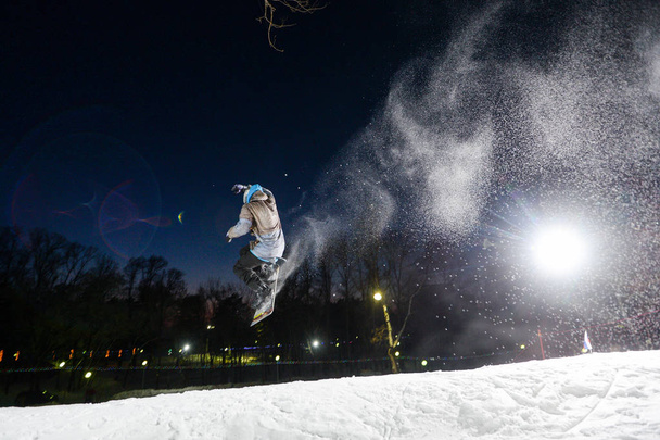 Snowboarder che salta di notte
 - Foto, immagini