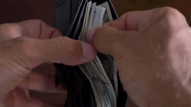 Yakın çekim yüz dolar faturaları cüzdan sayma bir işadamı eller - Video, Çekim