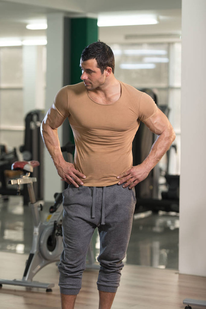 Portrait of Muscle Man in Brown T-shirt - Foto, Imagen