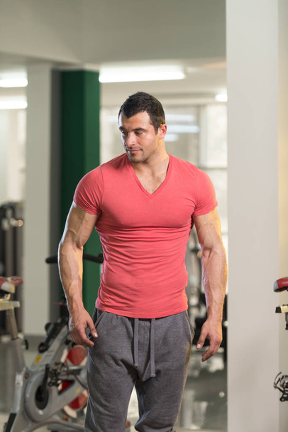 Portrait of Muscle Man in Pink T-shirt - Foto, Imagem