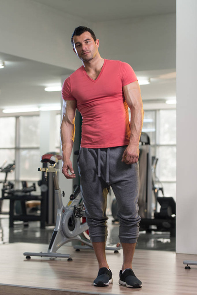 Strong Man in Pink T-shirt Background Gym - Foto, Imagem