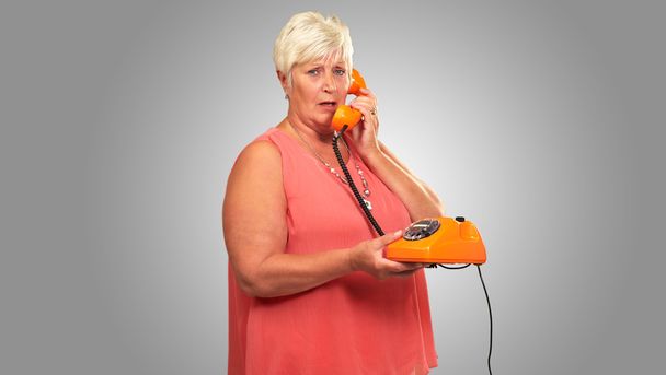 Ritratto di una donna anziana con un telefono retrò
 - Foto, immagini