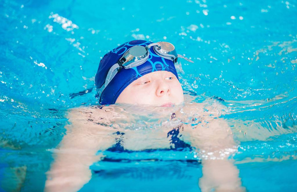 Úszás a medencében lány - Fotó, kép