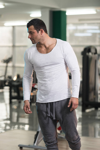 Portrait of Muscle Man in White T-shirt - Foto, Imagem