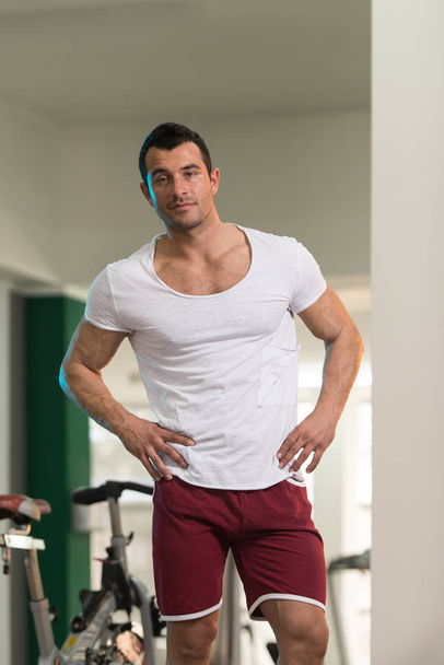 Portrait of Muscle Man in White T-shirt - Foto, imagen