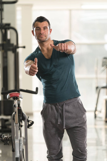 Strong Man in Green T-shirt Background Gym - Foto, Bild