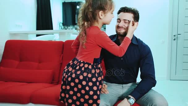 Córka robi makijaż do taty. - Materiał filmowy, wideo