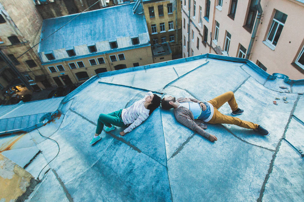 Jong (echt) paar op het dak - Foto, afbeelding