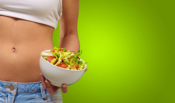 Weibchen mit einer Schüssel Salat - Foto, Bild
