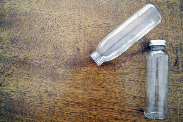 Skleněná láhev na dřevěný stůl - Fotografie, Obrázek