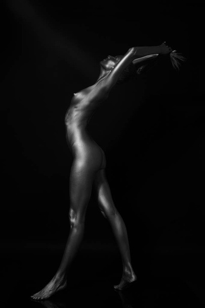 naked body in a silver body painting - Foto, afbeelding