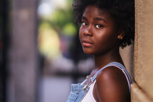 Headshot van zwarte tiener met krullend haar - Foto, afbeelding