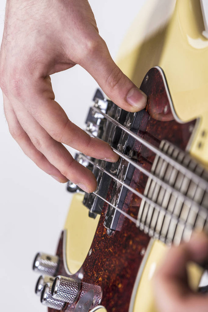 mužské ruky hraje basová kytara - Fotografie, Obrázek