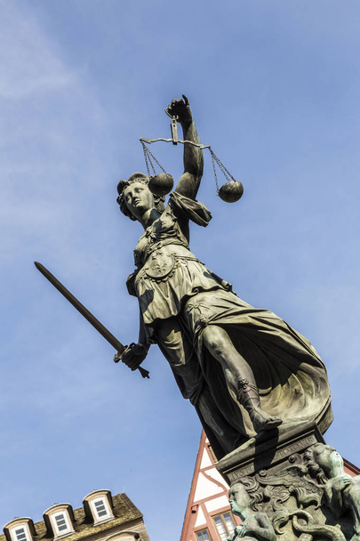 Vrouwe Justitia onder de blauwe hemel - Foto, afbeelding