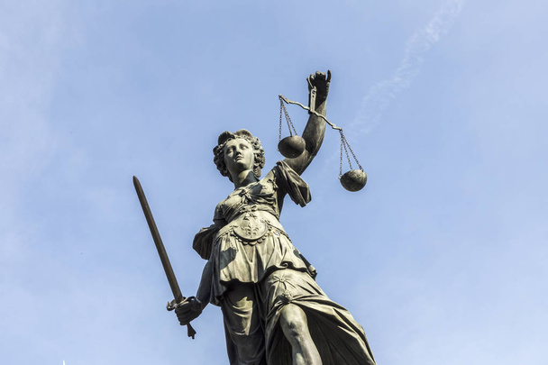 Vrouwe Justitia onder de blauwe hemel - Foto, afbeelding
