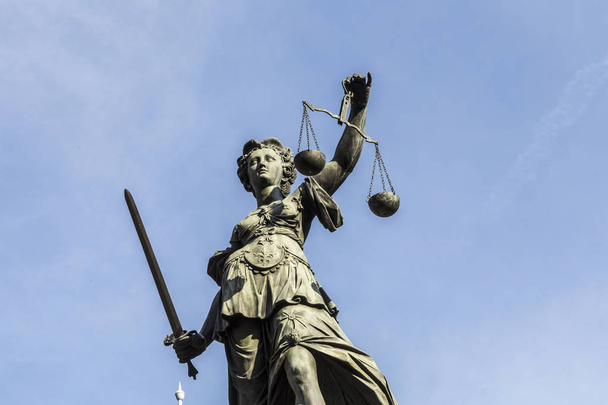 леді справедливість під блакитним небом
 - Фото, зображення