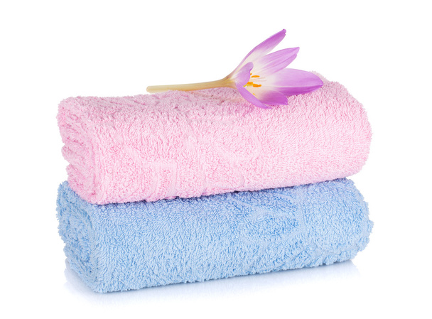 Rosa y azul toallas y flores
 - Foto, Imagen