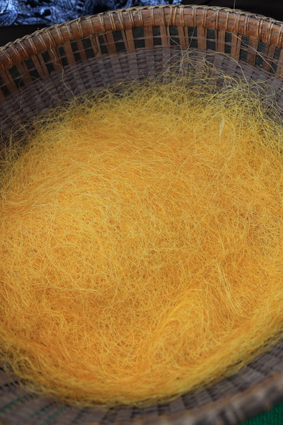 Ręcznie wykonane żółty wątku surowego jedwabiu z kokonów jedwabników. - Zdjęcie, obraz