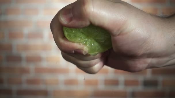 Chef-koks hand knijpt van groen-limoen, close-up slow-motion hd video - Video