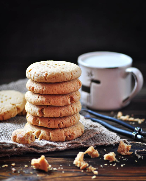 Heerlijke gezonde zelfgemaakte koekjes van pindakaas met een beker melk. Gezonde voeding. - Foto, afbeelding
