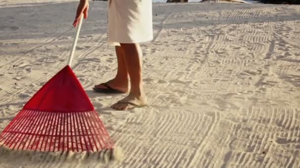 Preparación de la playa de arena para los turistas
 - Metraje, vídeo