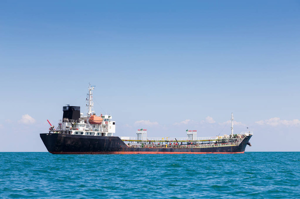 Barco de transporte de petróleo sobre el horizonte de la costa
  - Foto, imagen