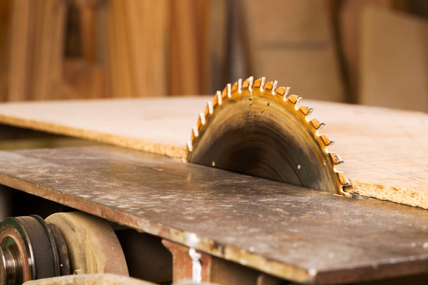 Herramientas de carpintería sobre mesa de madera con serrín. Sierra circular. - Foto, imagen