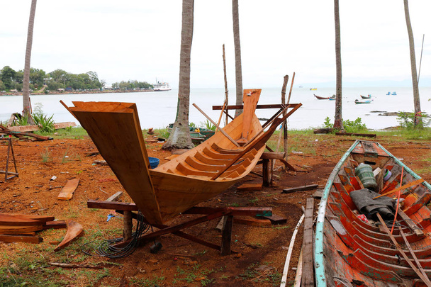 Місцеві деревини суднобудування на березі моря в Таїланді. - Фото, зображення