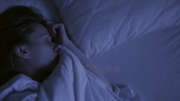Insomnia concept. Woman in bed at night can not sleep - Πλάνα, βίντεο