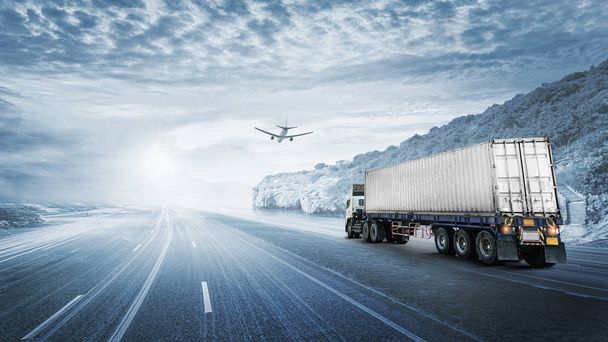 Logística importación exportación antecedentes e industria del transporte de camiones de contenedores en la carretera
 - Foto, Imagen