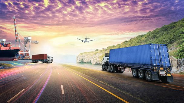 Lojistik ithalat ihracat arka plan ve ulaşım sanayi konteyner kamyonun yolda - Fotoğraf, Görsel