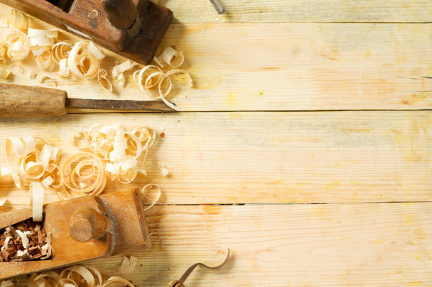 Herramientas de carpintería sobre fondo de mesa de madera con serrín. Copiar espacio
 - Foto, Imagen