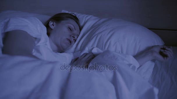 Insomnia concept. Woman in bed at night can not sleep - Πλάνα, βίντεο
