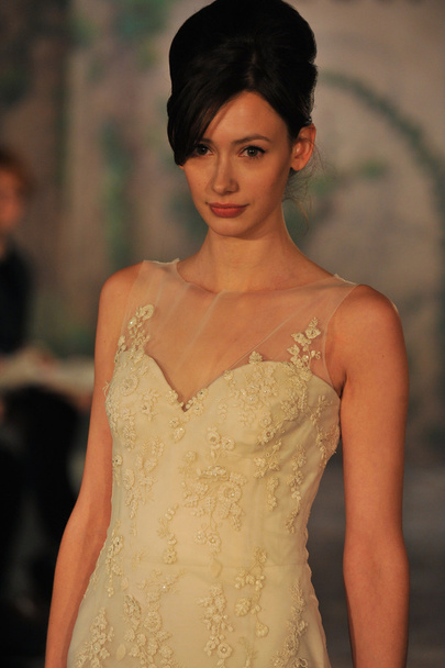 NEW YORK- OCTOBER 14: Models walks runway for Jenny Lee Bridal collection for Fall 2013 during NY Bridal Fashion Week on Octobber 14, 2012 in New York City, NY - Φωτογραφία, εικόνα