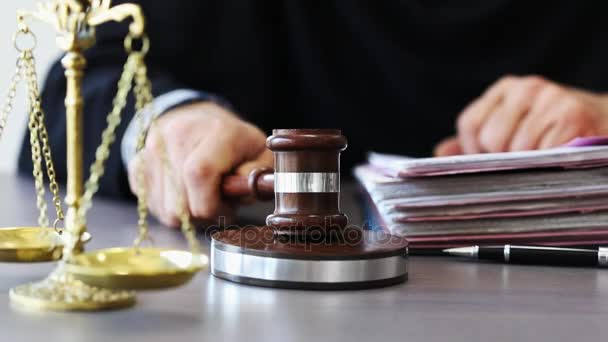 Escalas de justicia con mazo de juez sobre la mesa
 - Imágenes, Vídeo
