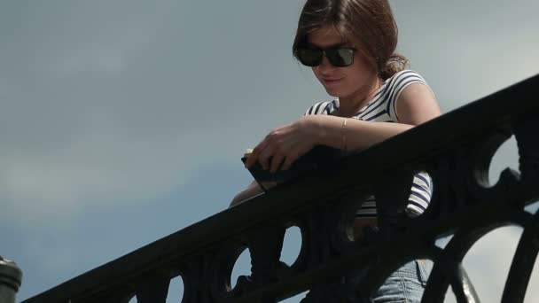 Bella ragazza felice su un ponte in estate
 - Filmati, video