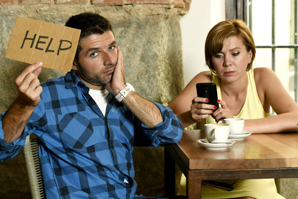 Paar im Coffeeshop Handy-Abhängige Frau ignoriert frustrierten Mann, der um Hilfe bittet  - Foto, Bild