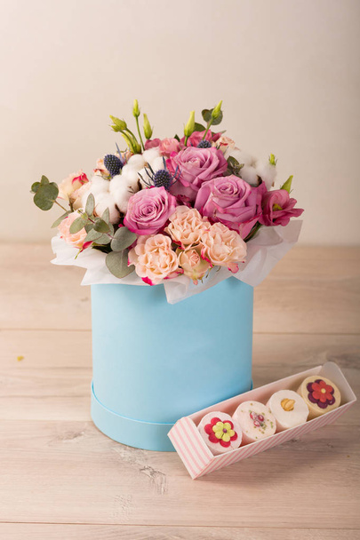 Beau bouquet dans une boîte bleue
 - Photo, image