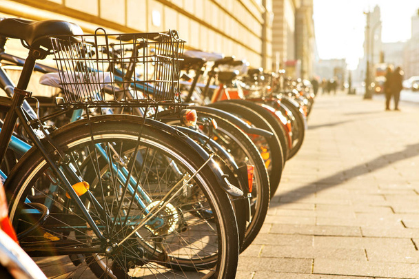 Molte biciclette di fila per strada a Monaco, Baviera, Germania, Europa. Parcheggio per biciclette. Mezzi di trasporto ecologici e sani in città
. - Foto, immagini