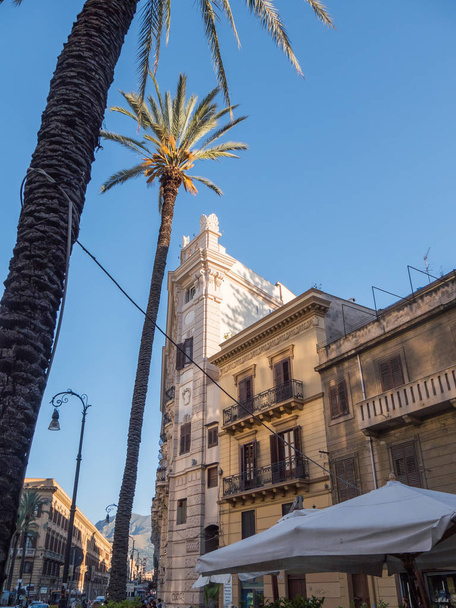 PALERMO, ITALY - may 13, 2015: Popular touristic old city centre, Sicily - Foto, imagen