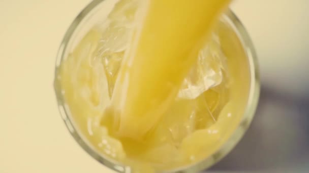Super slow motion pour orange juice - Video, Çekim