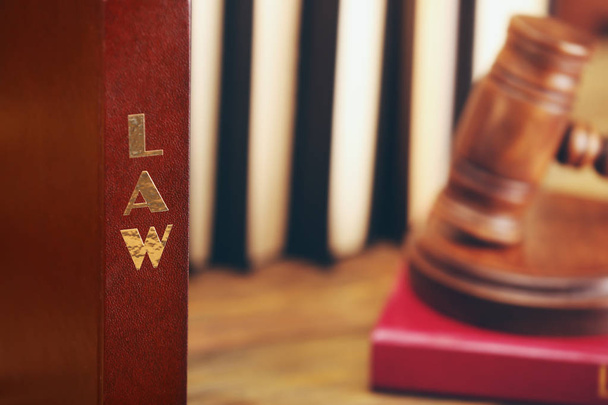 Книга законов с судьей молотком
  - Фото, изображение